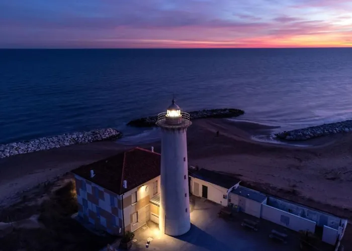 דירה Beachfront With Terrace