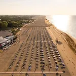 Beachfront With Terrace بيبيوني