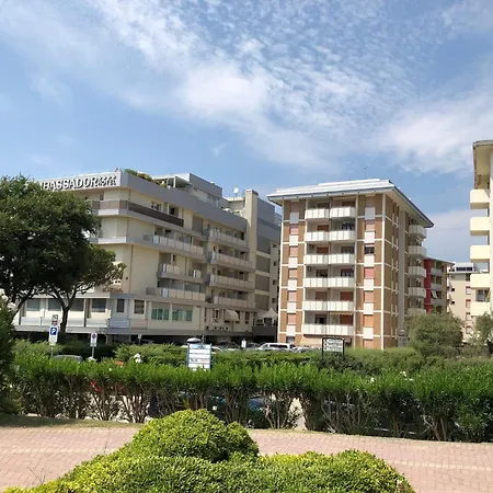 شقة Beachfront With Terrace *